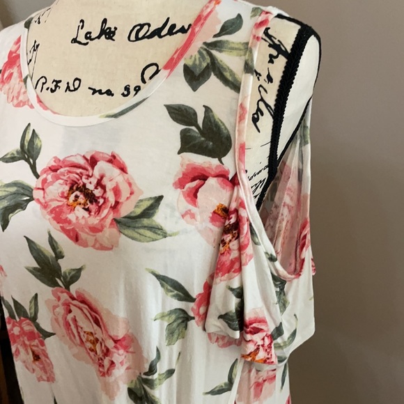 Reborn J Boutique Floral Cold shoulder Tunic. Size L Large. Like new! - Picture 2 of 6